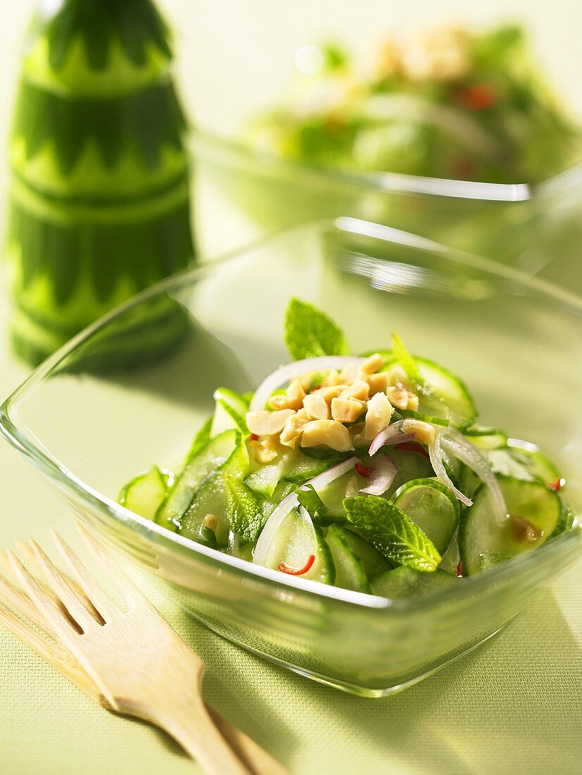 Gurkensalat mit Erdnüssen und Chili