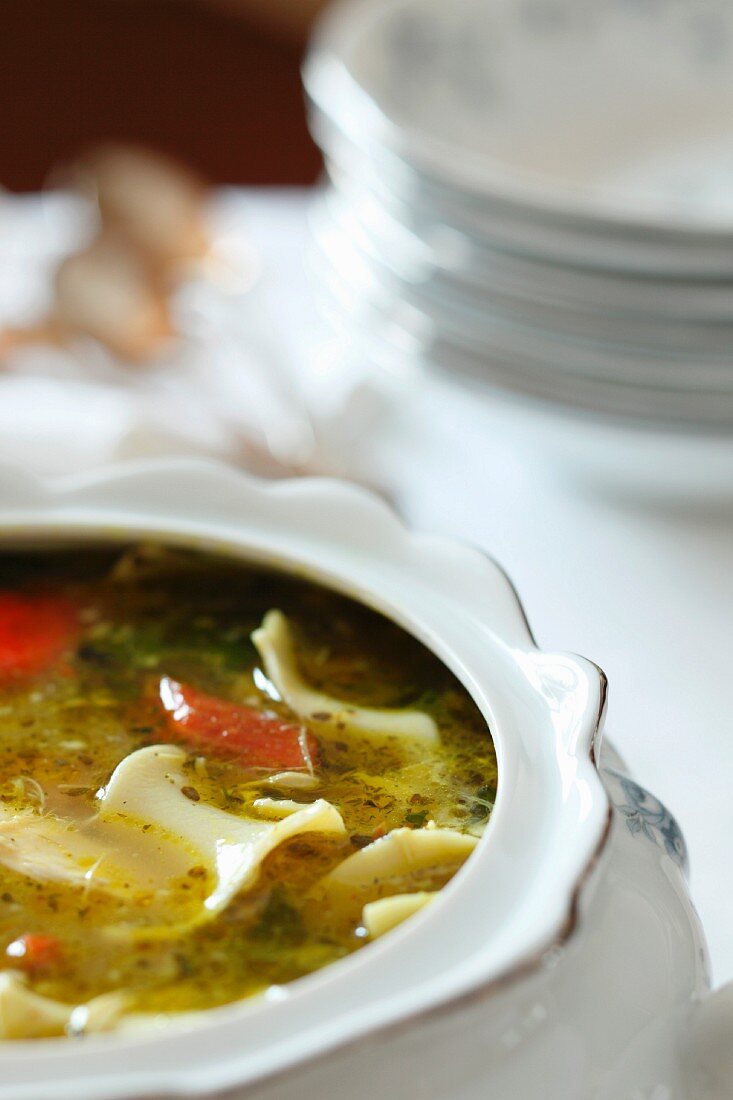 Hühnersuppe mit Nudeln in einer Suppenschüssel