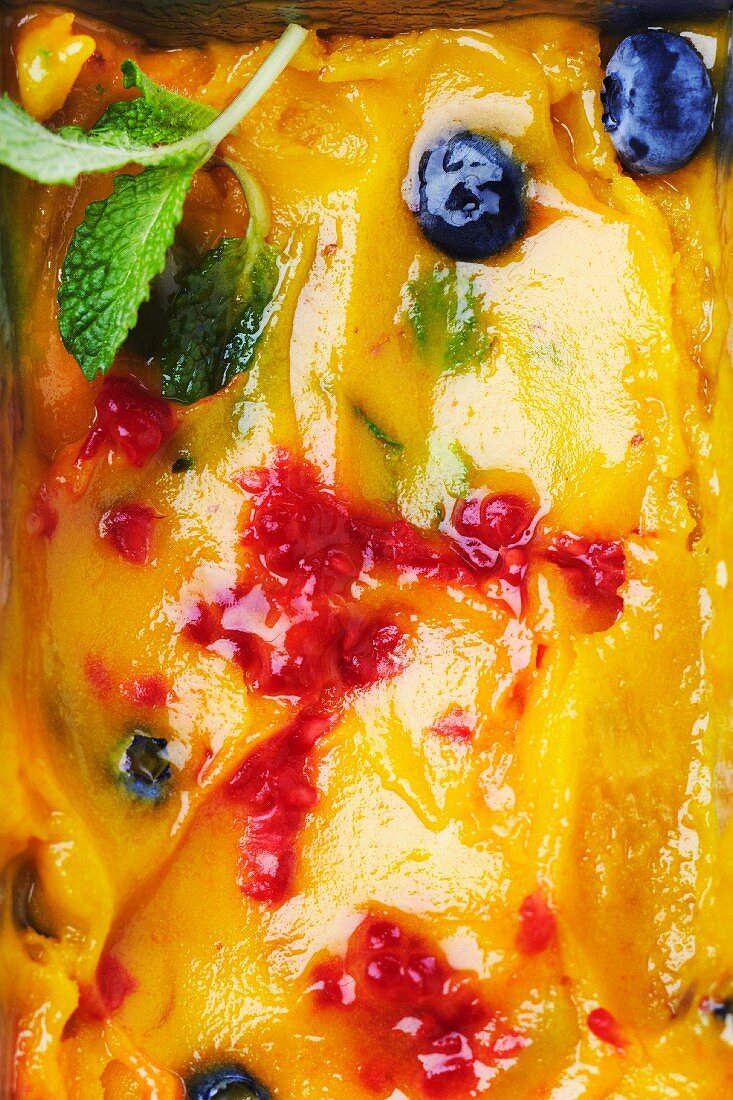 Mango-Beeren-Sorbet