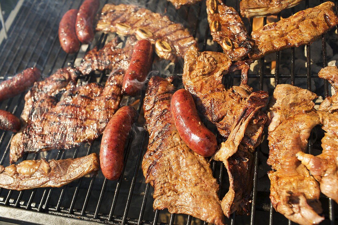 Fleisch und Würste auf einem Grill