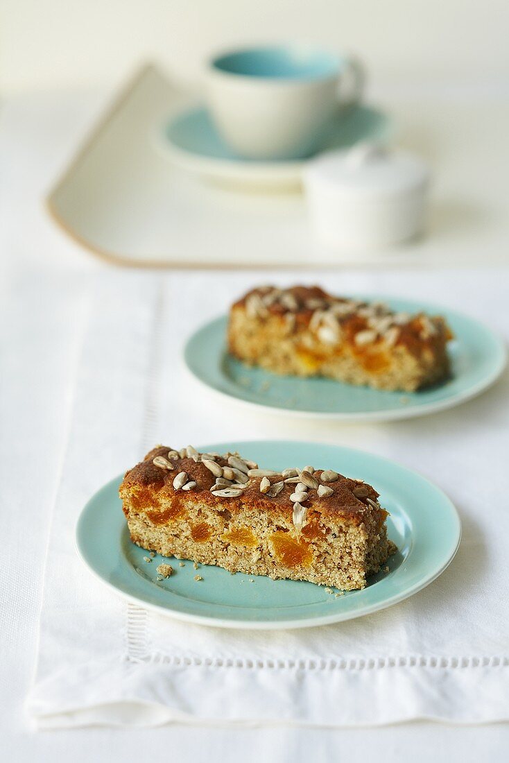 Vollkorn-Aprikosen-Kuchen mit Sonnenblumenkernen