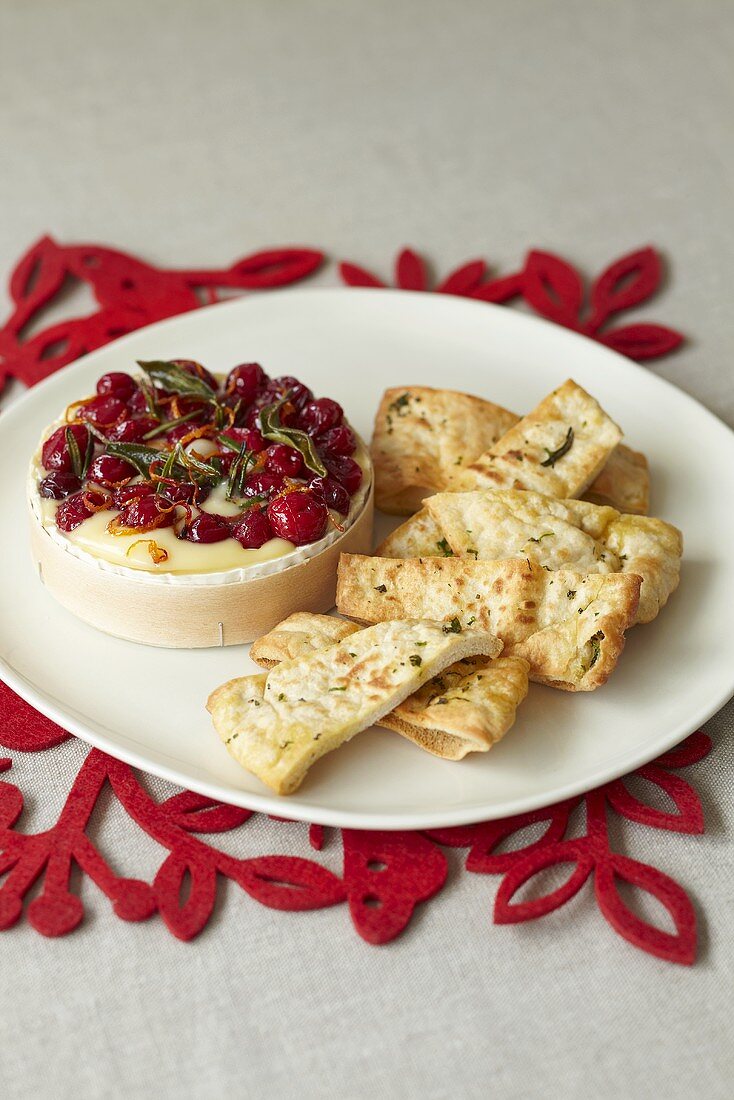 Camembert aus dem Ofen mit Cranberries und Brot