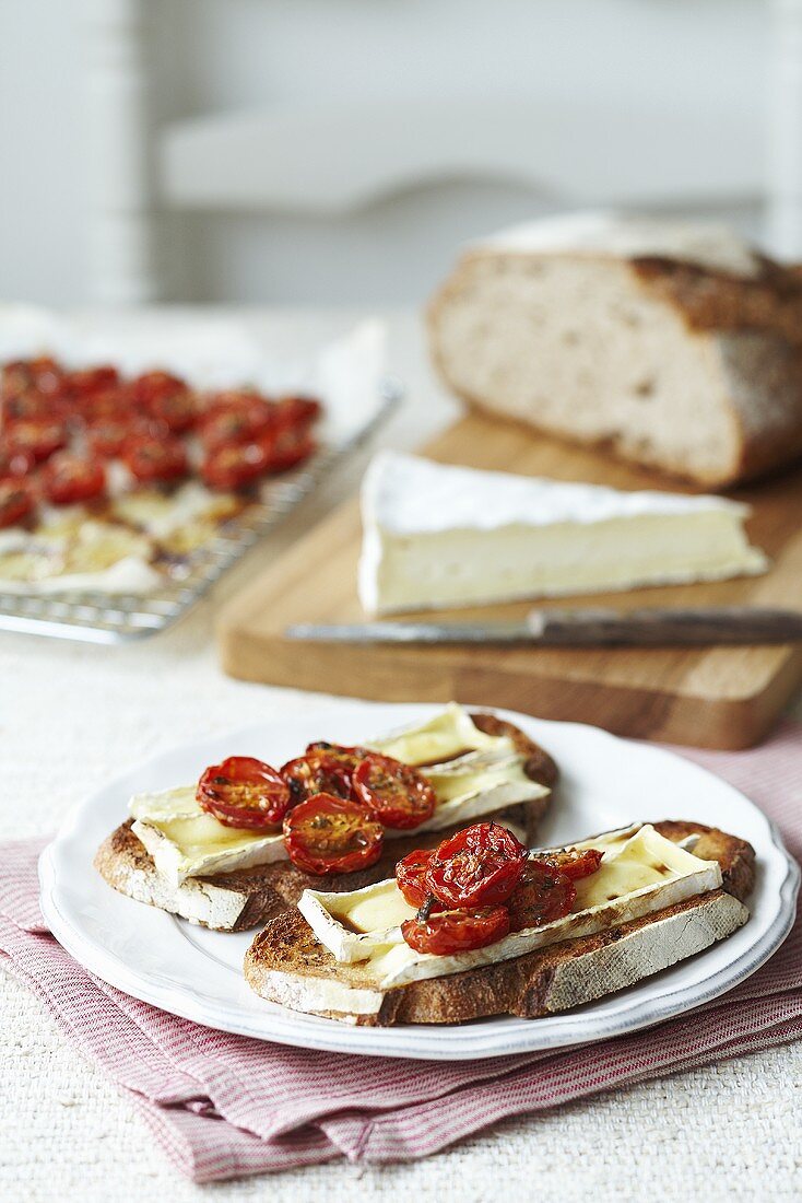 Toast topped with brie and cocktails tomatoes
