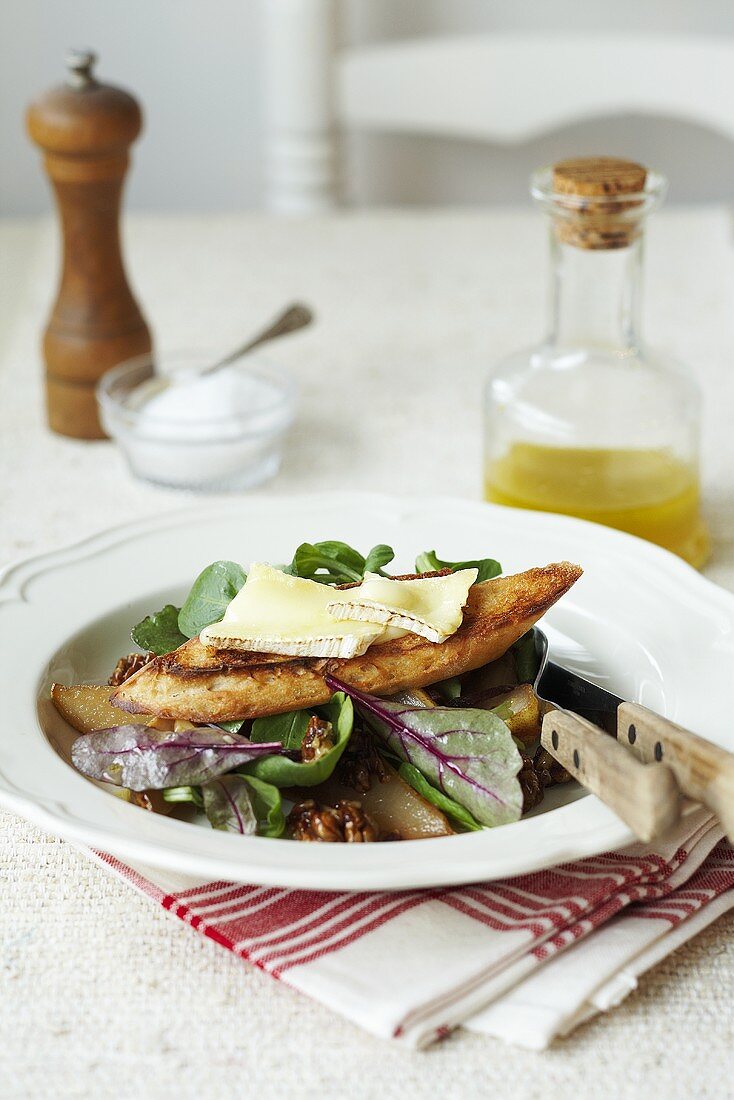 Blattsalat mit Wallnüssen, Röstbrot & Brie