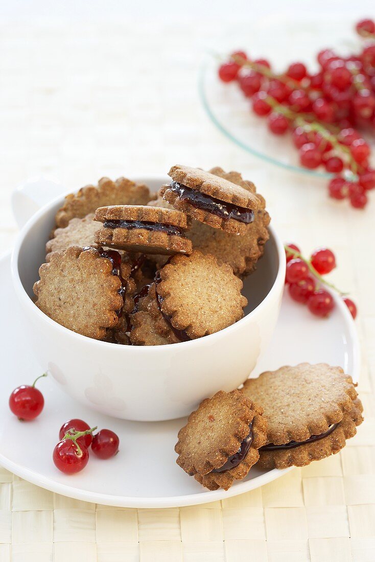 Whole-grain biscuits with redcurrant jam