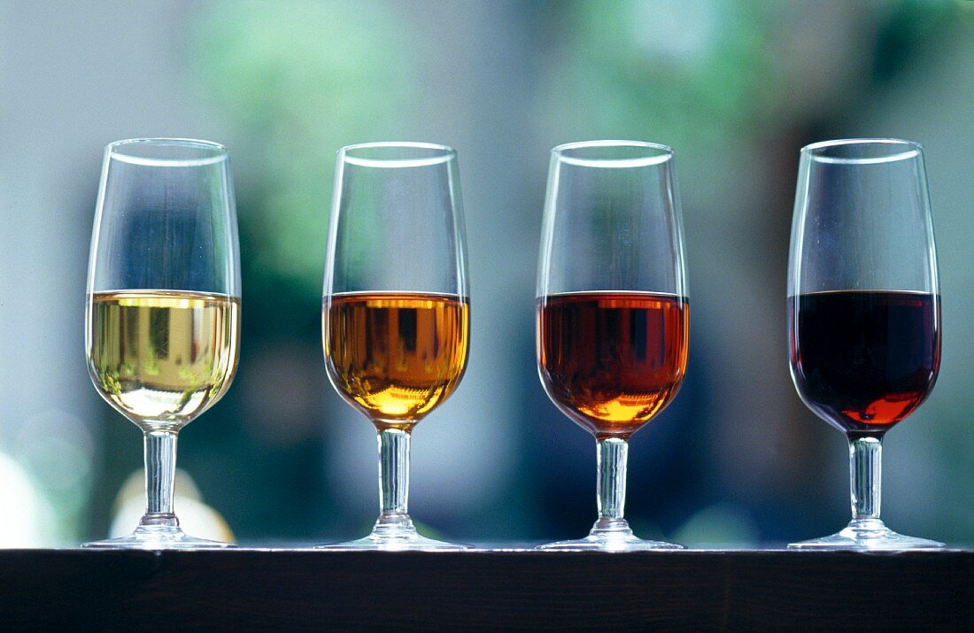 Verschiedene Sherrys in Sherrygläsern: Fino, Oloroso, Amontillado, Pedro Ximenez (Andalusien, Spanien)