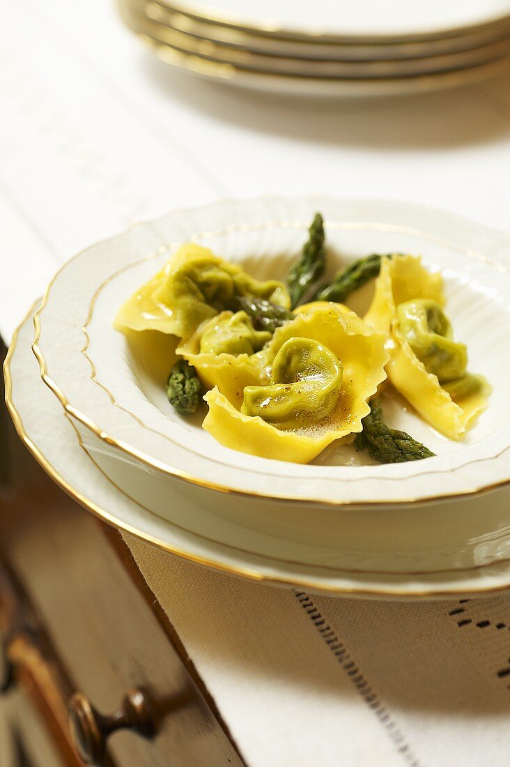 Tortellini with green asparagus