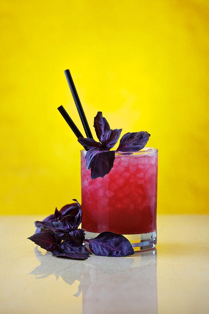 Red Basil Smash: Cocktail mit Gin & rotem Basilikum