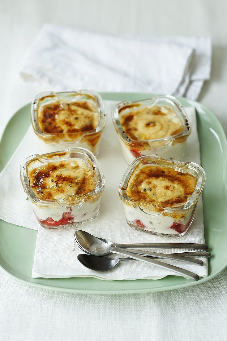 Crème brûlée in kleinen Förmchen