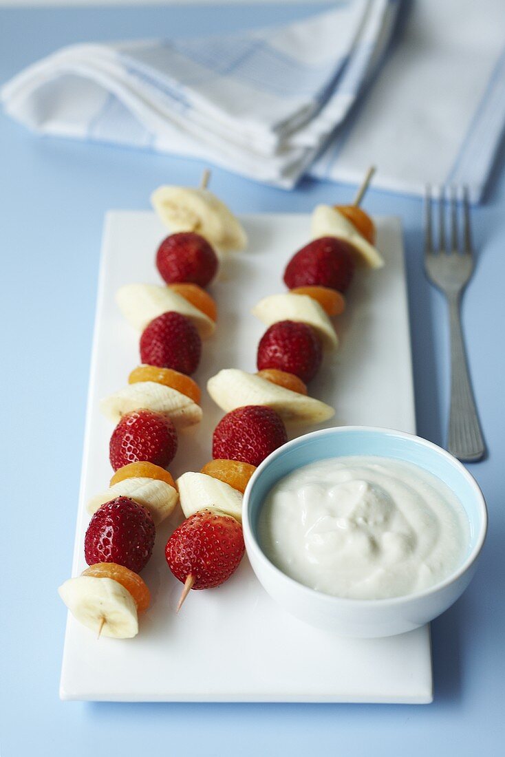 Fruchtspiesse mit Erdbeeren, Bananen & Mandarinen