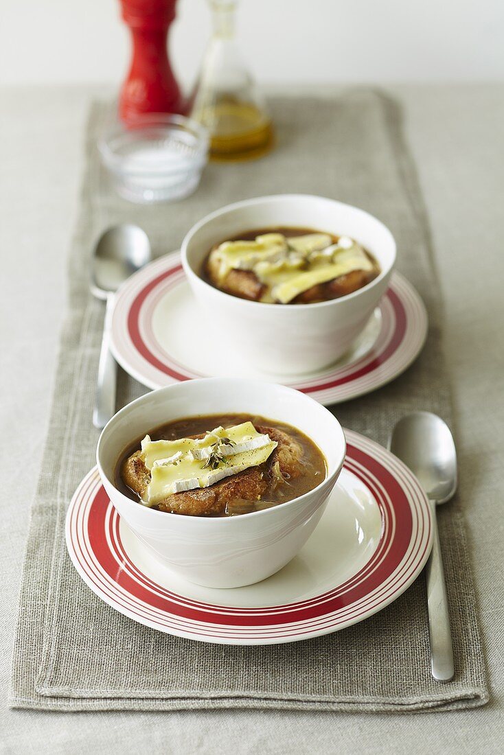 Zwiebelsuppe mit Brot & Käse überbacken