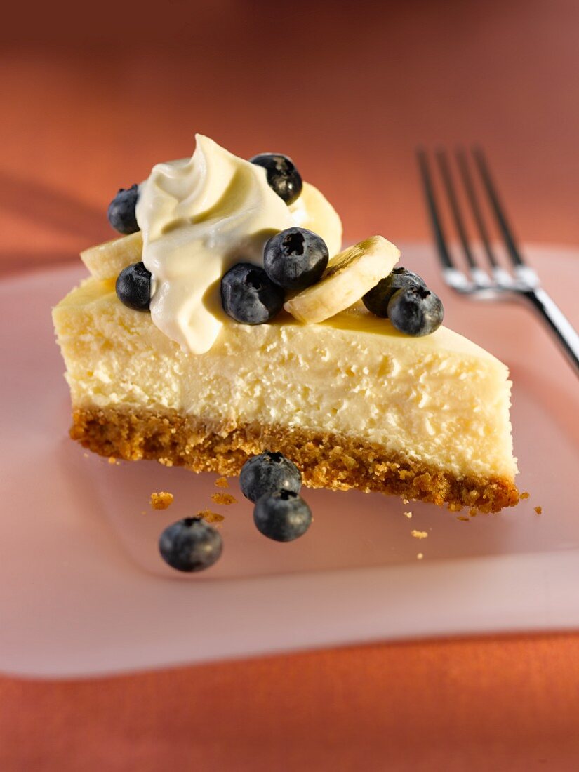 Cheesecake with bananas and blueberries