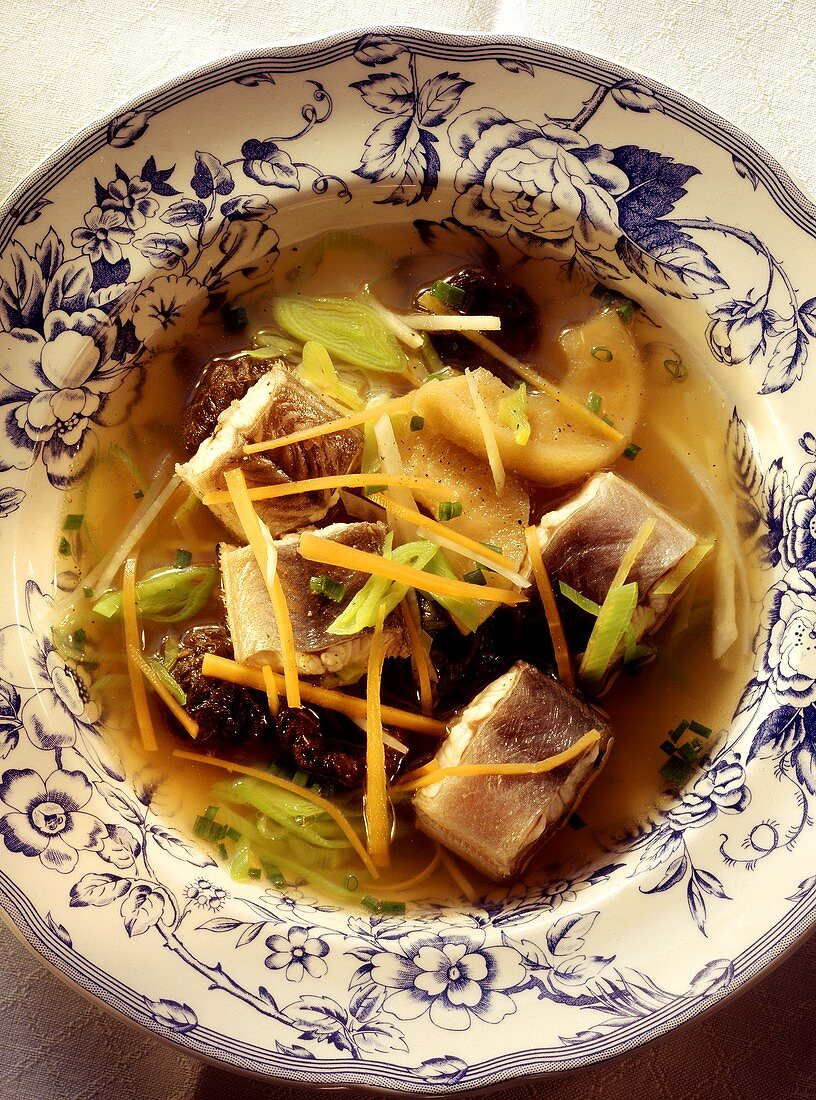 Hamburger Aalsuppe mit Gemüsejulienne