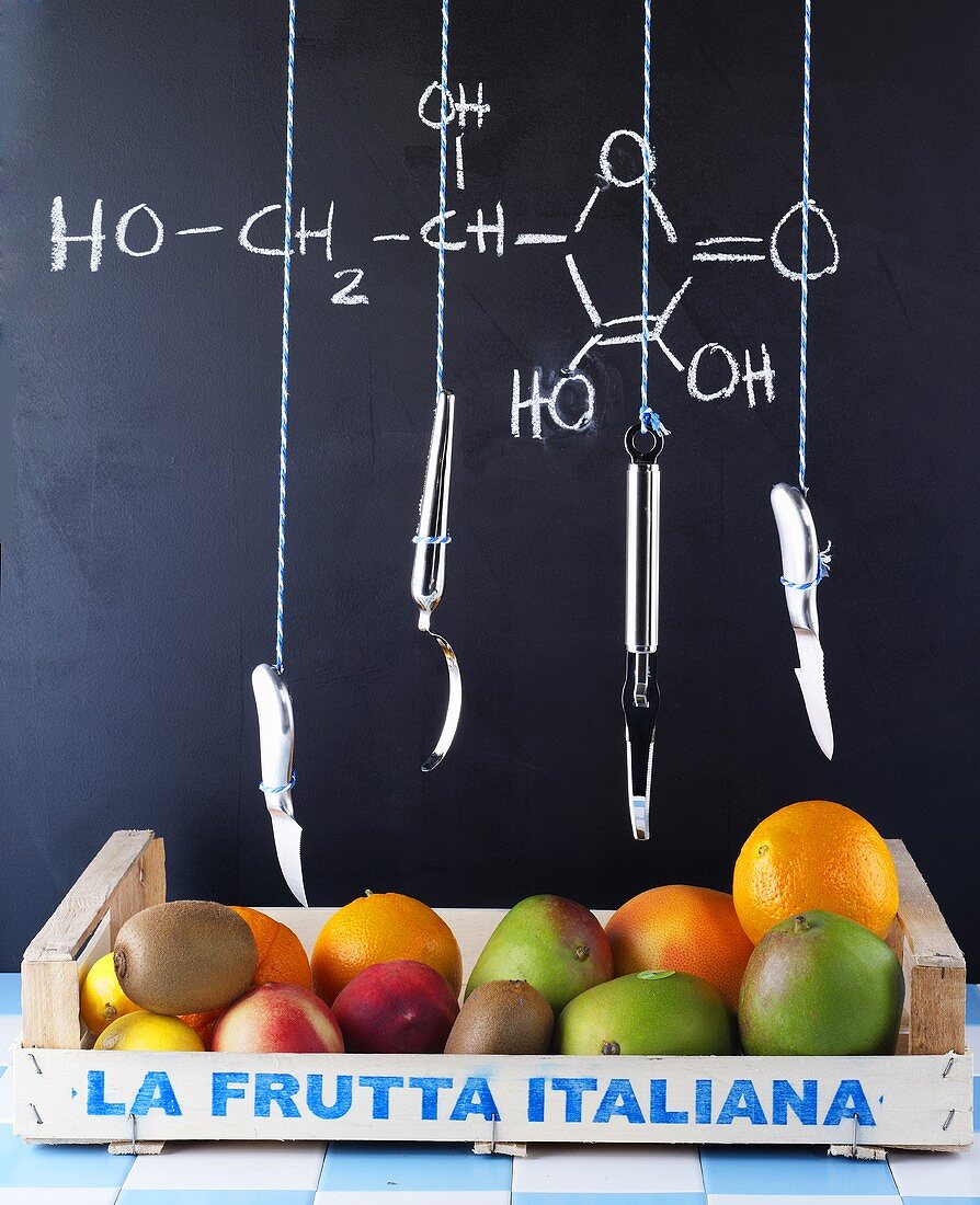 Obstkiste und aufgehängte Messer