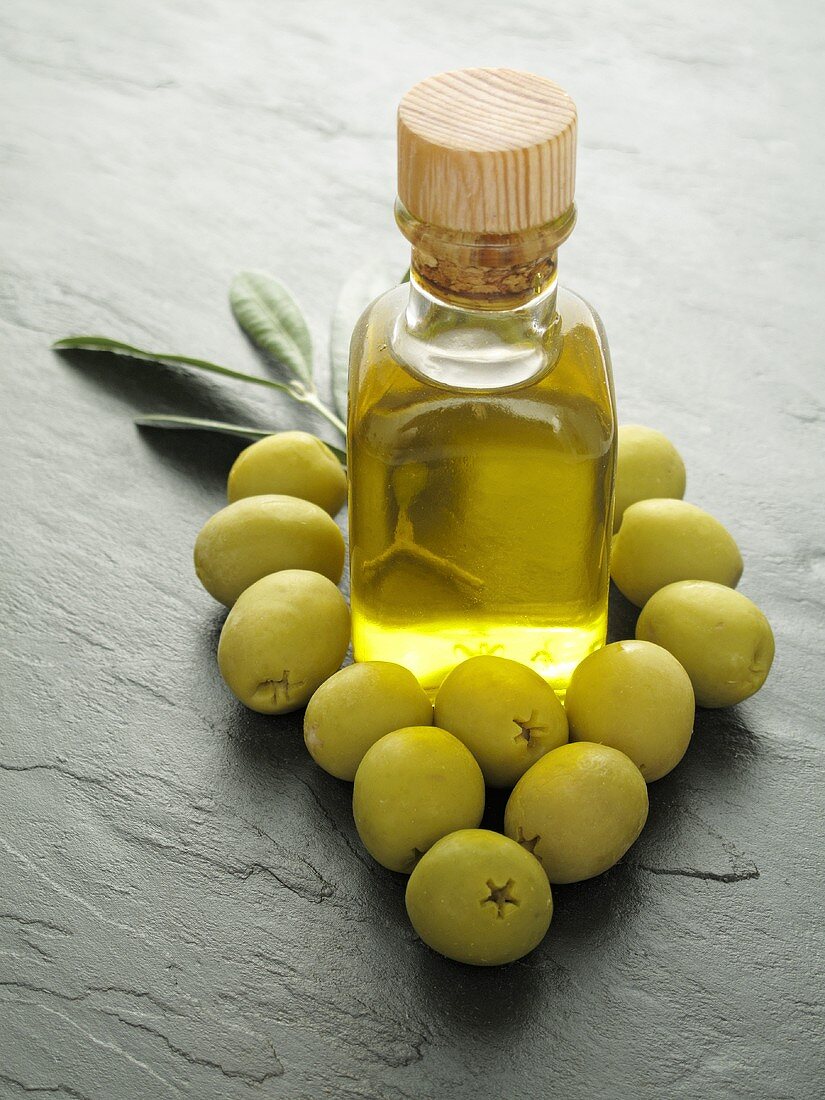 Oliven und entsteinte Oliven