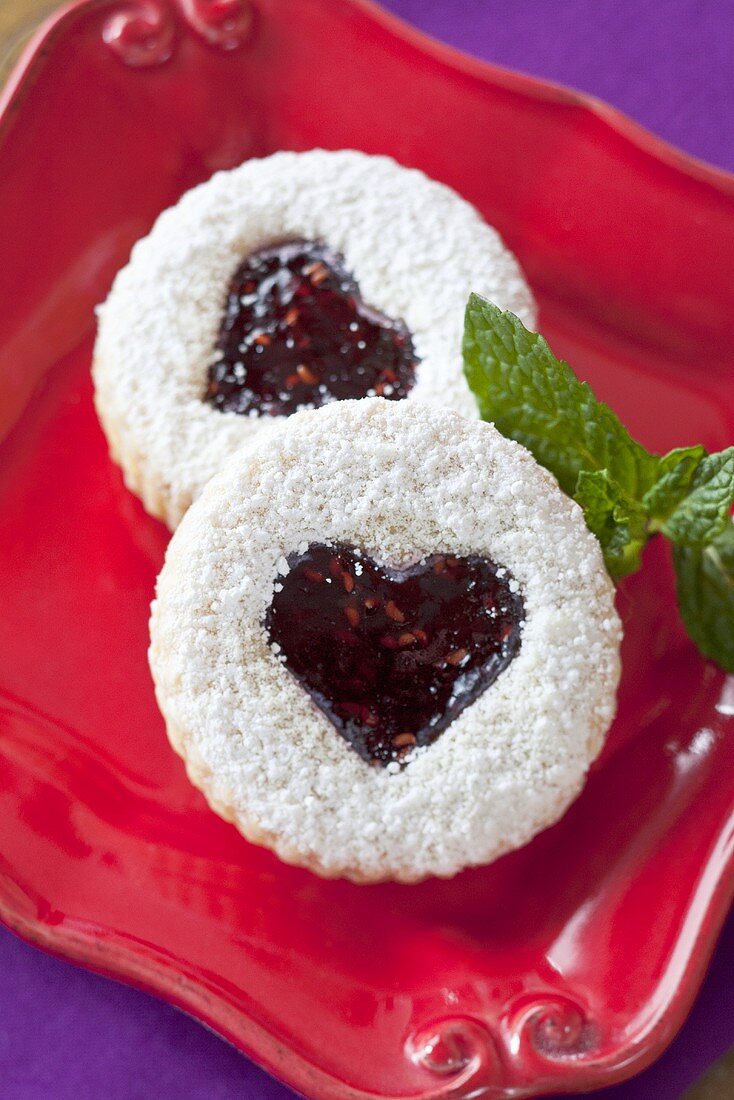 Marmeladenplätzchen mit herzförmiger Ausschnitt