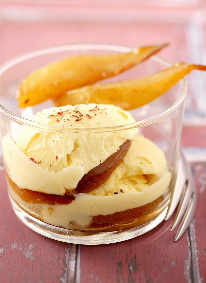 Gorgonzola ice cream with baked pears