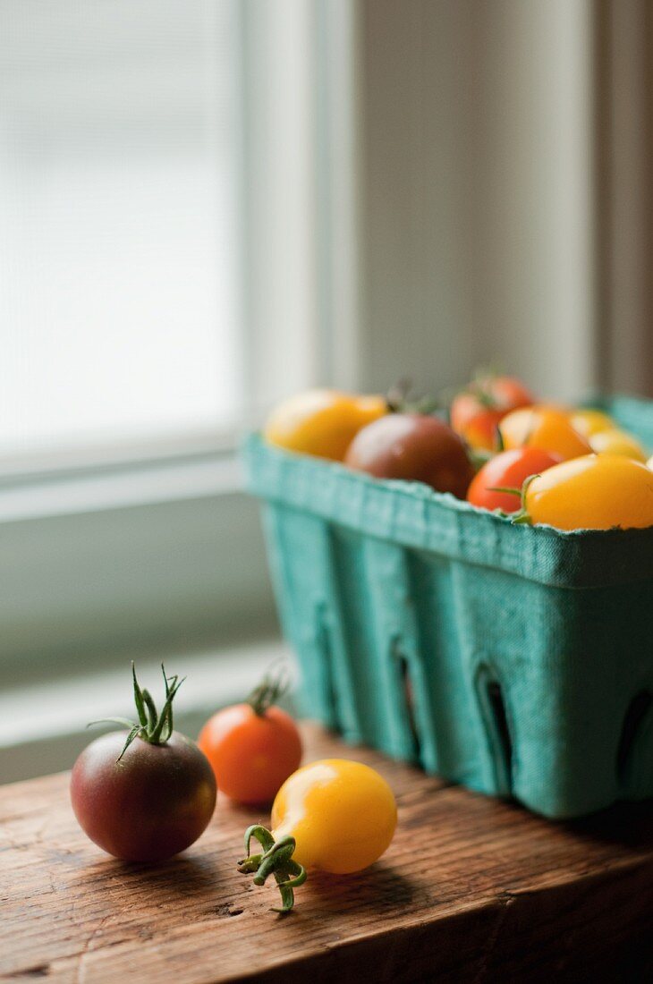 Verschiedene Tomaten in einer Pappschale