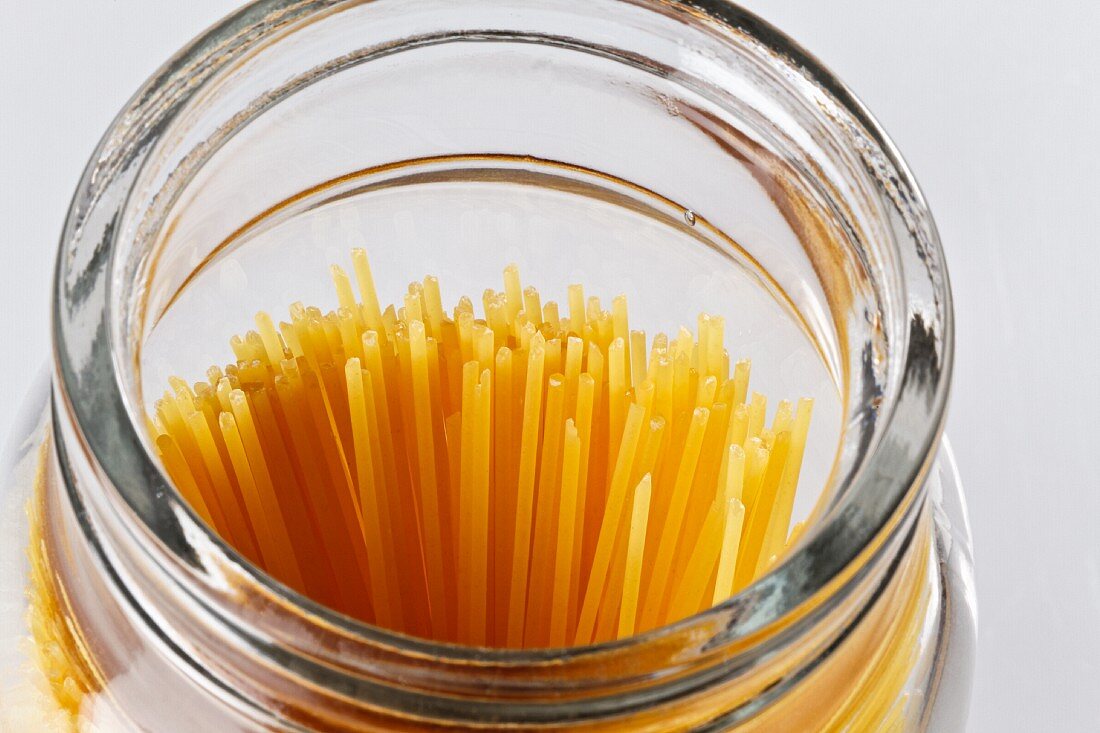 Spaghetti in einem Glasbehälter