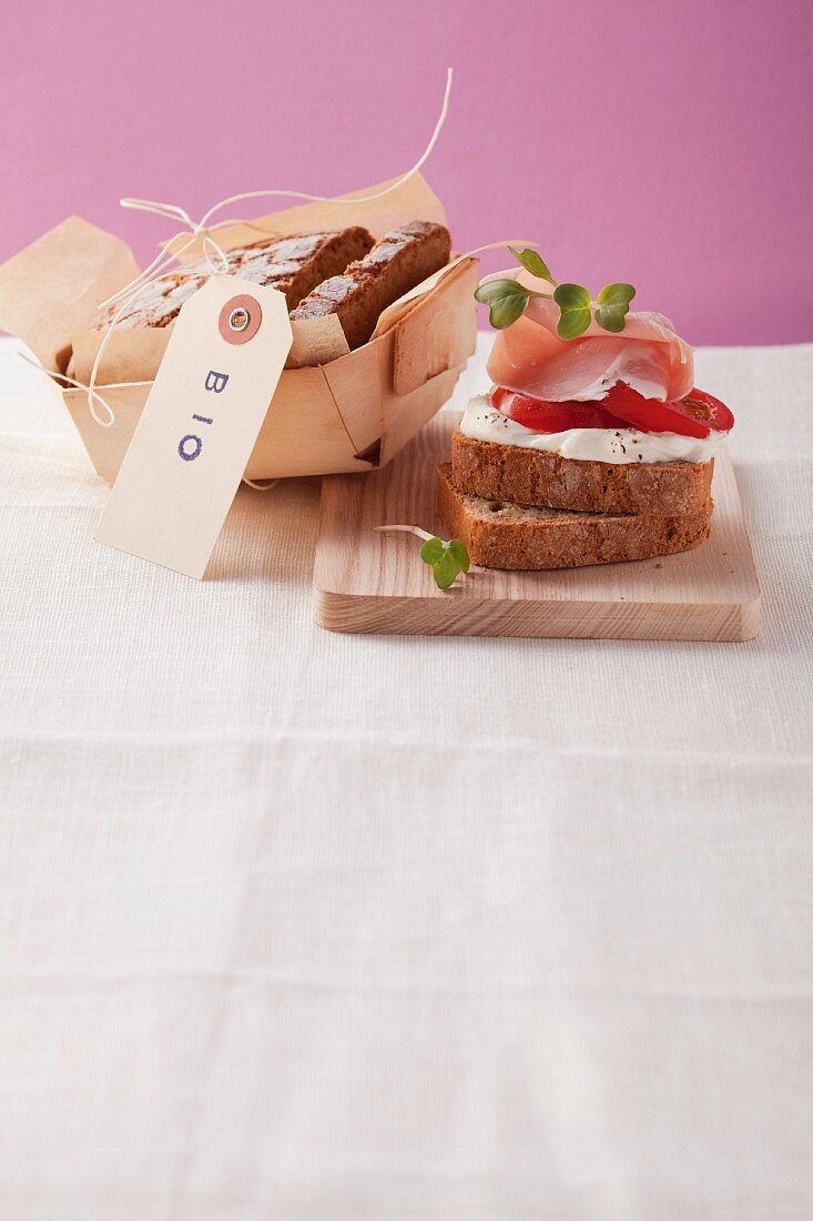 Kamut-Dinkel-Brot mit Quark, Tomate und Schinken