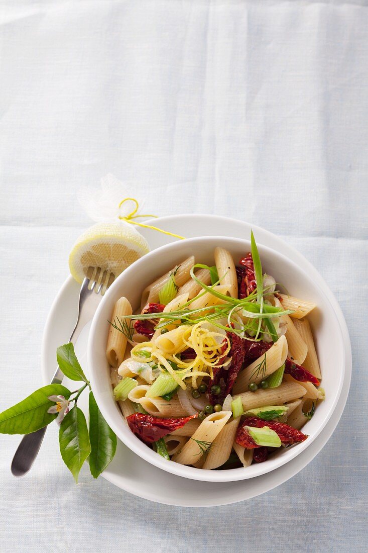 Penne mit getrockneten Tomaten und Frühlingszwiebeln