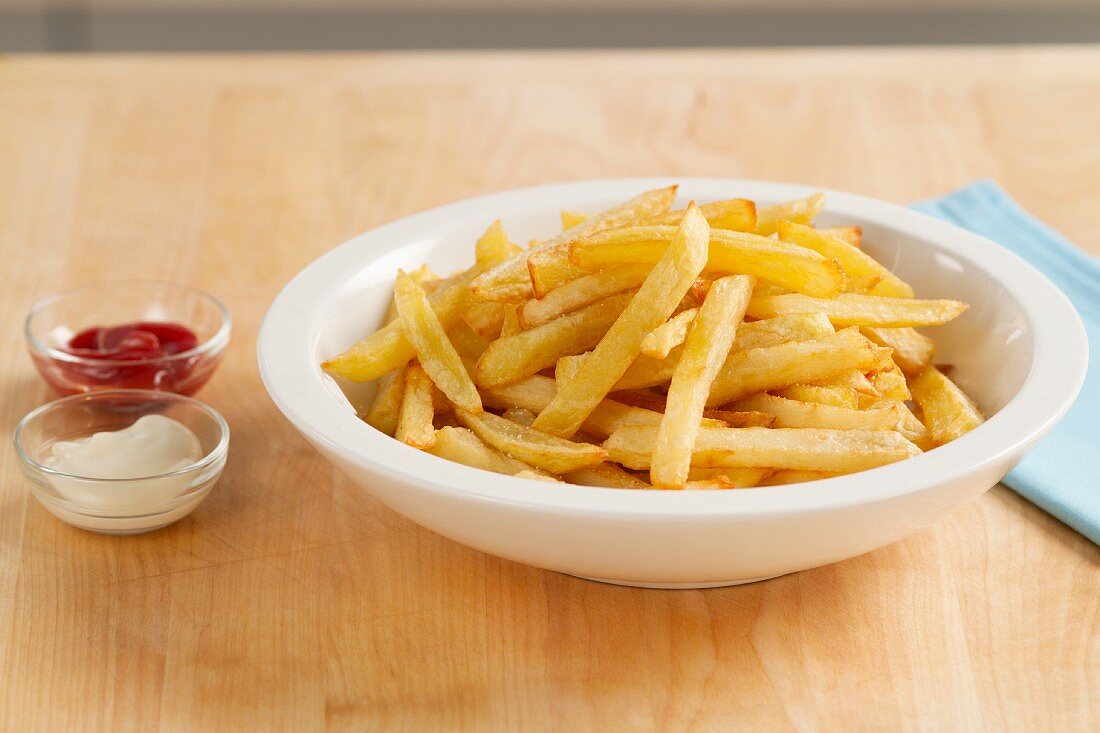 Chips with mayonnaise and ketchup