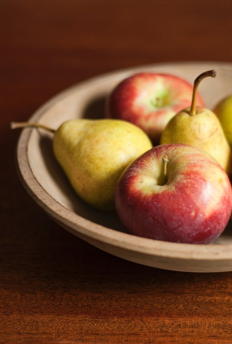 Äpfel und Birnen in einer Holzschale