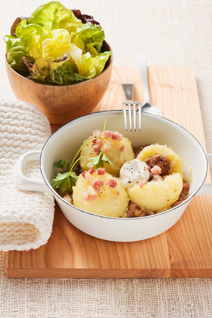 Kartoffelklösse in Specksauce aus Litauen und grüner Salat