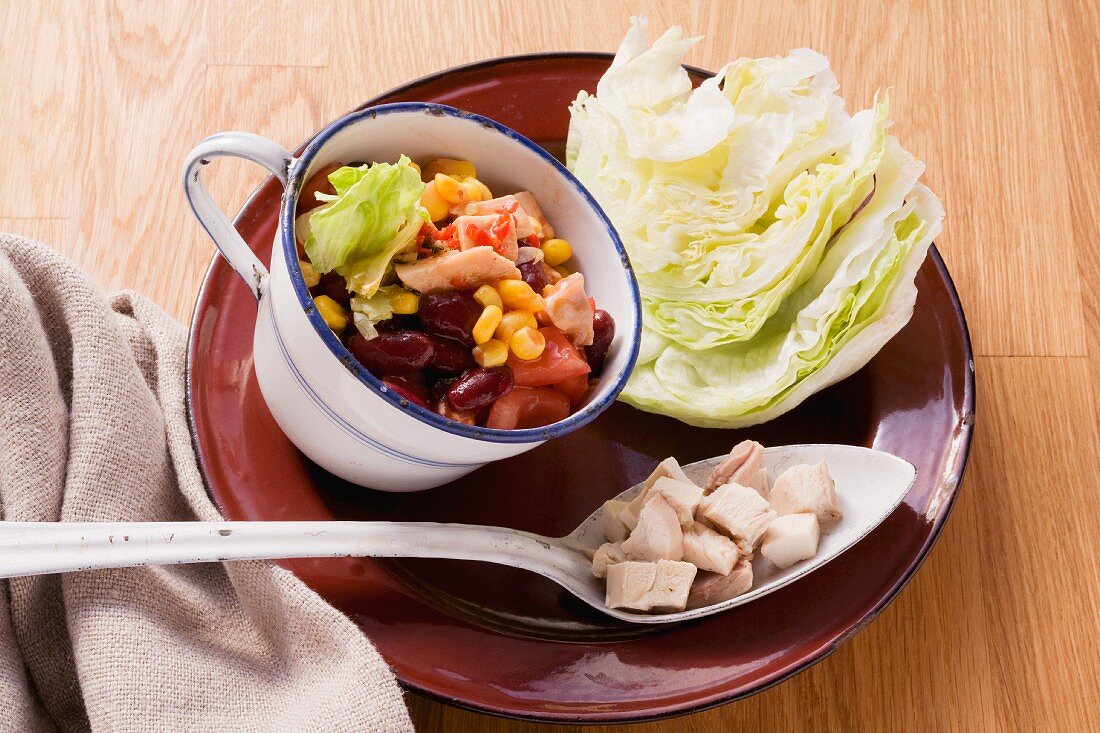 Texmex-Eisberg-Salat mit Hähnchenfleisch