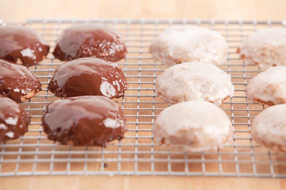 Elisenlebkuchen mit dunkler und mit heller Glasur