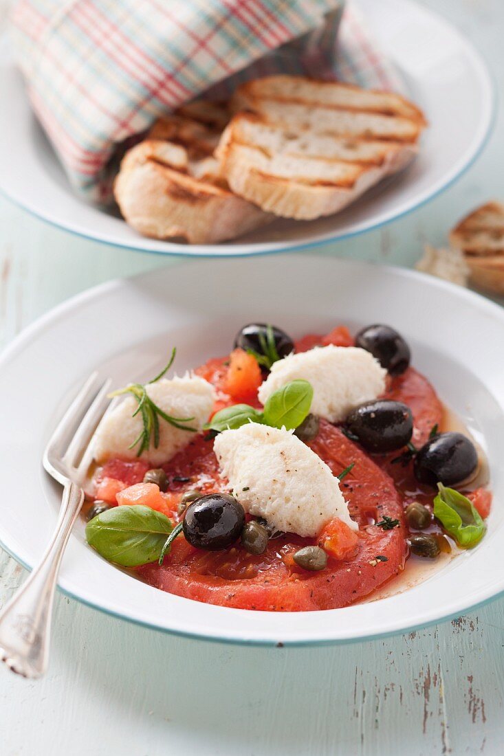 Kabeljaumousse auf gedünsteten Tomatenscheiben