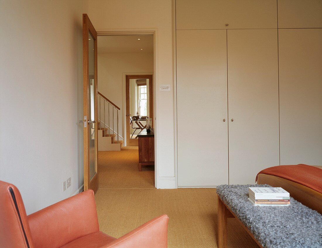 Natural materials and wall-to-wall sisal carpet in bedroom and hall