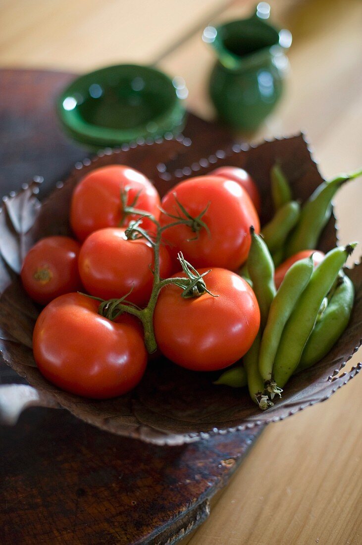 Frische Tomaten und Bohnen in einer Schale