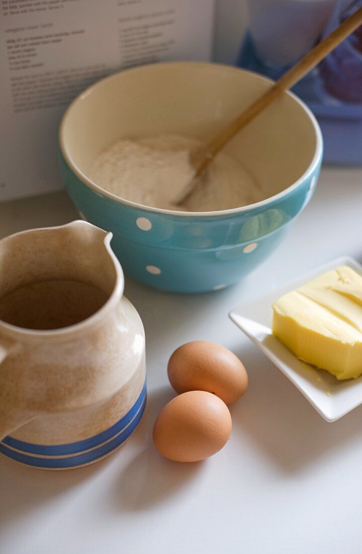Zutaten für einen Teig: Eier, Mehl und Butter