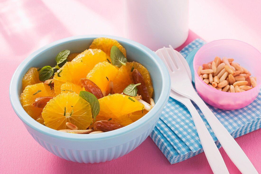 Orientalischer Orangensalat mit Datteln und Pinienkernen