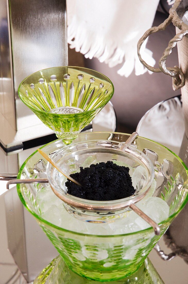 Schwarzer Kaviar im Glasschälchen auf Eis