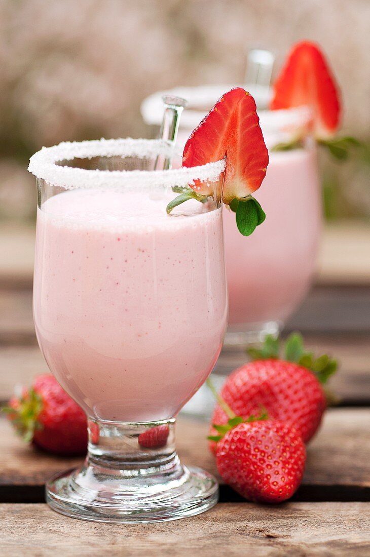Erdbeer Smoothie Im Glas Mit Zuckerrand Bilder Kaufen Stockfood
