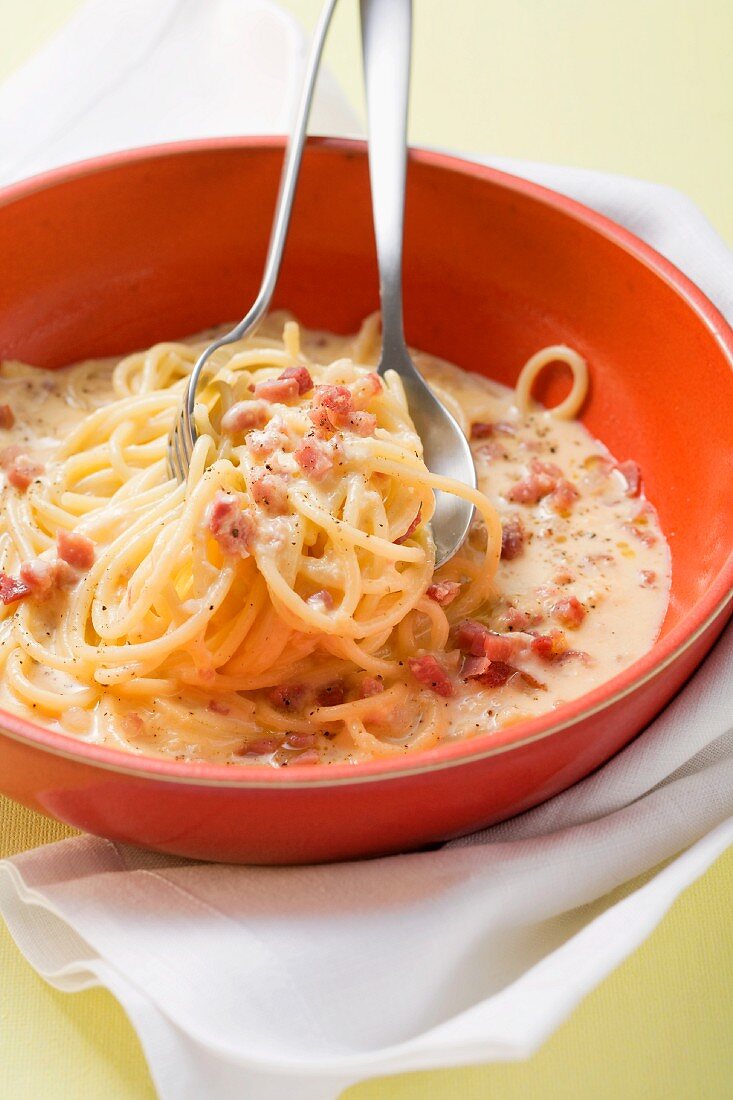 Spaghetti alla carbonara (pasta with egg and bacon, Italy)
