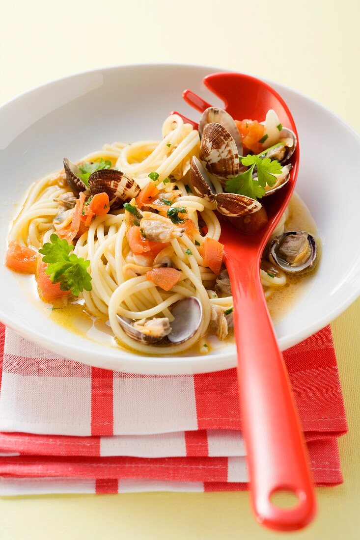 Spaghetti alle vongole (Spaghetti with clams, Italy)