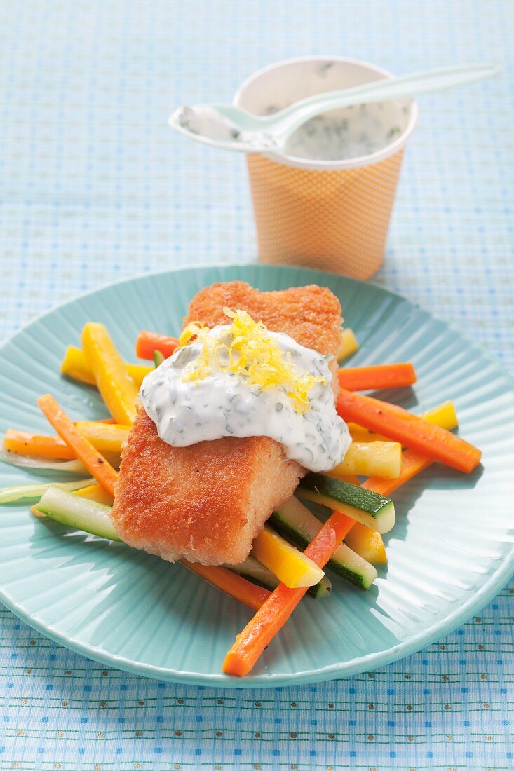 Lachsschnitzel mit Gemüsesticks und Kräuter-Joghurt-Dip