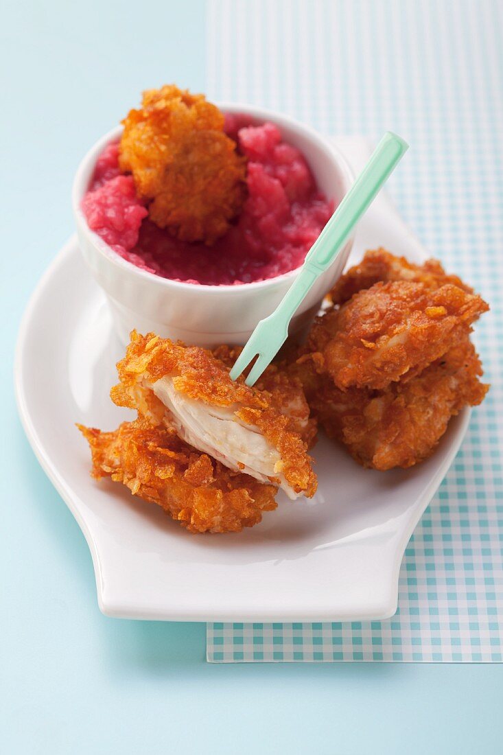 Hähnchen-Nuggets und Kartoffelpüree mit Rote-Bete-Saft