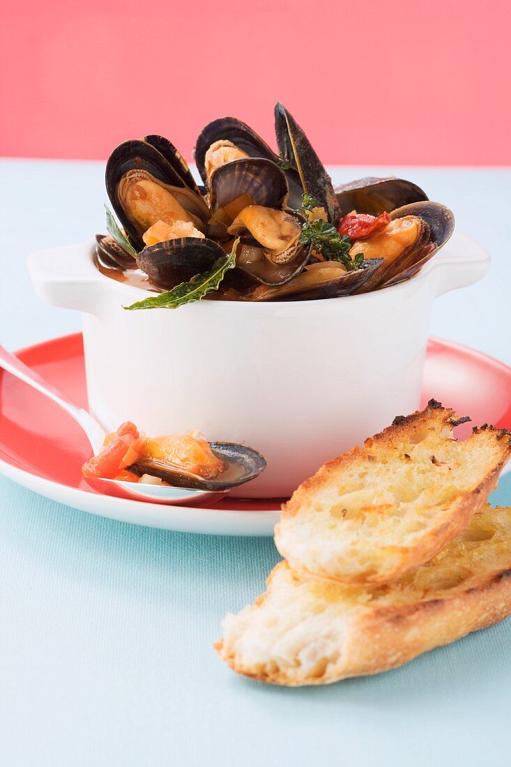 Cozze al pomodoro (Miesmuscheln in Tomatensud, Italien)