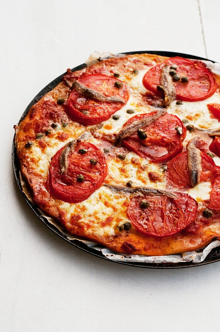 Pizza mit Tomaten, Sardellen & Kapern