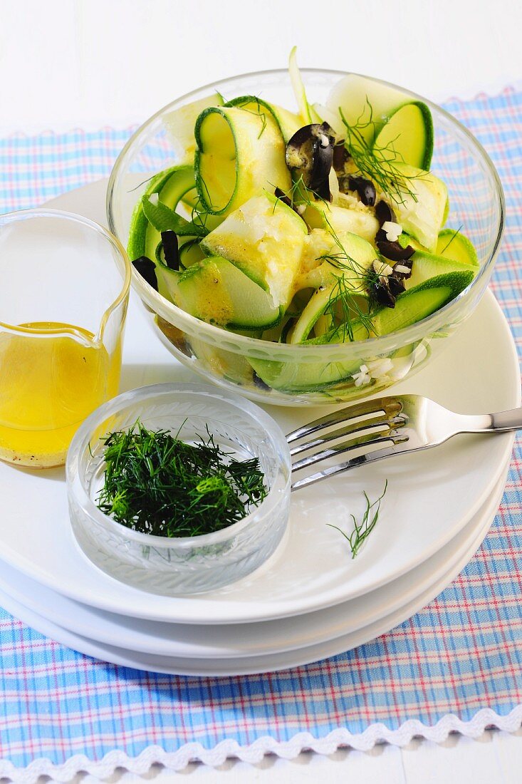 Zucchinisalat mit Dill-Vinaigrette & Oliven