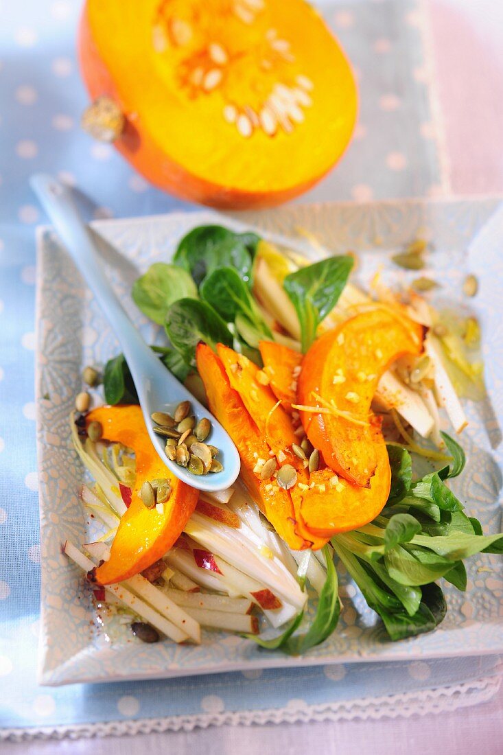 A salad with pumpkin, lambs lettuce and apple