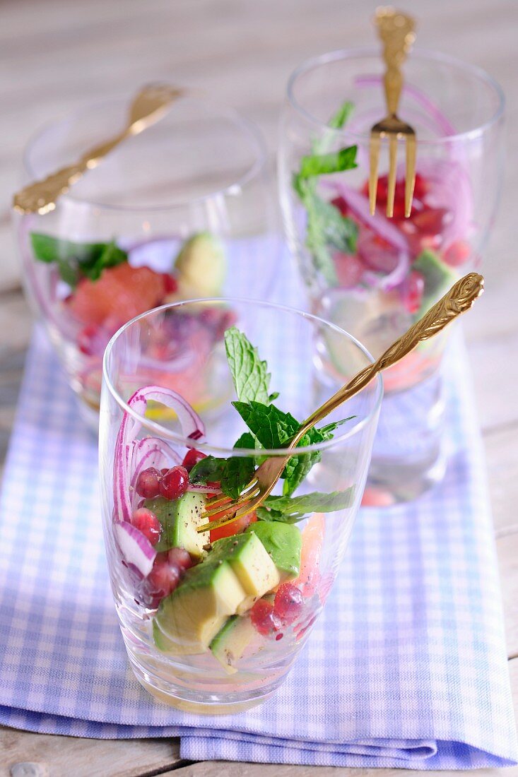 Avocadosalat mit Zwiebeln & Granatapfelkernen