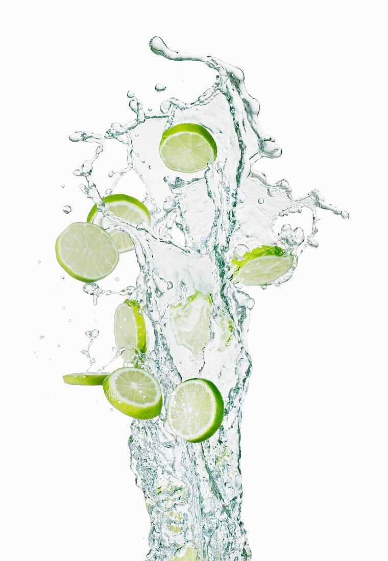 Limettenscheiben mit Wassersplash