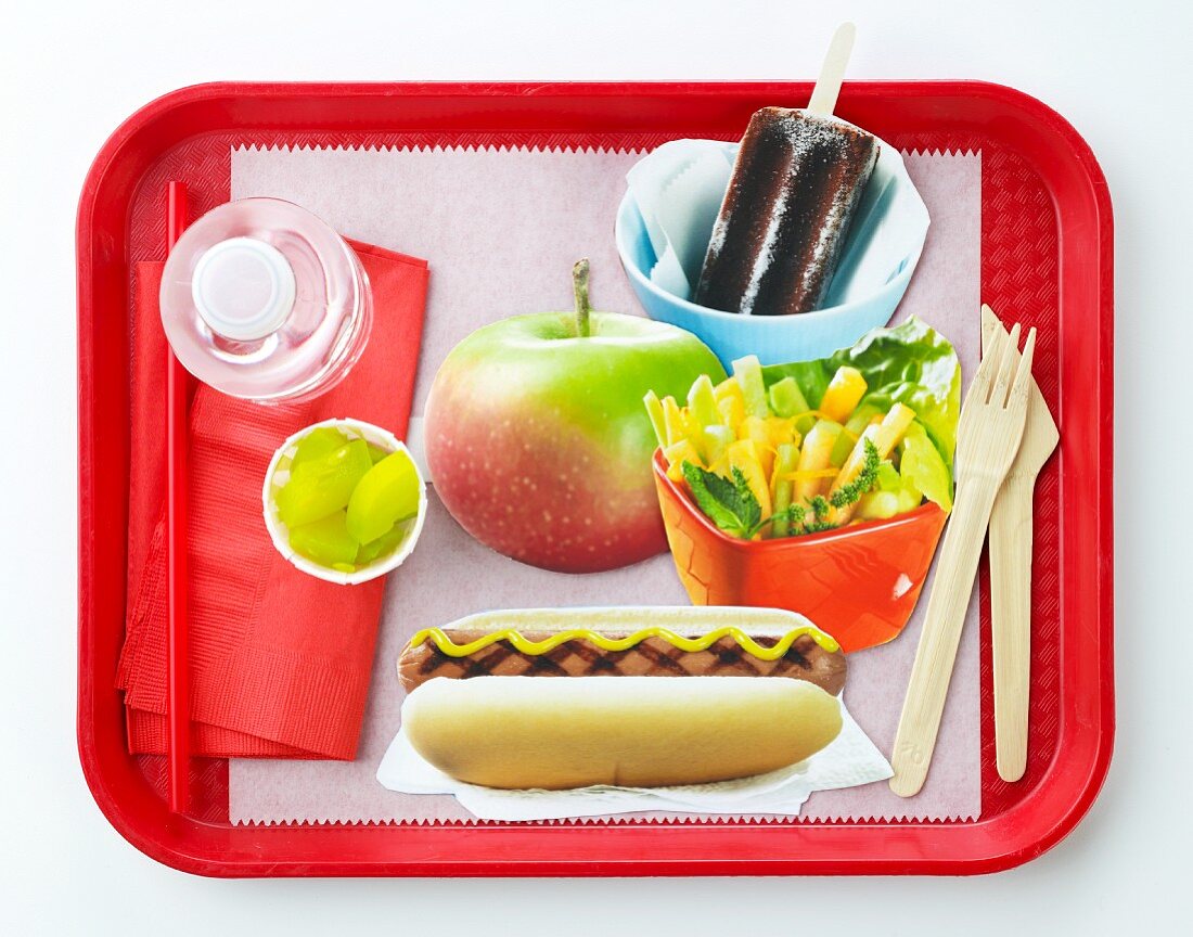 Lunch-Tablett für die Schule mit Hot Dog, Salat, Apfel und Stieleis