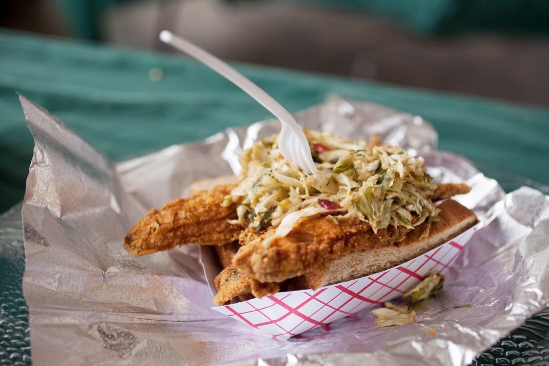 Sandwich mit frittiertem Fisch und Coleslaw zum Mitnehmen (Baltimore, USA)
