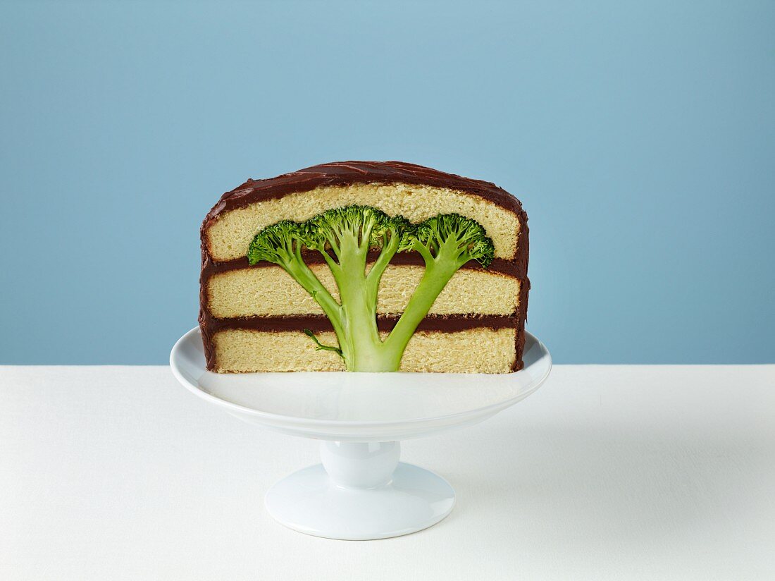 Halber Broccolikuchen auf Kuchenständer